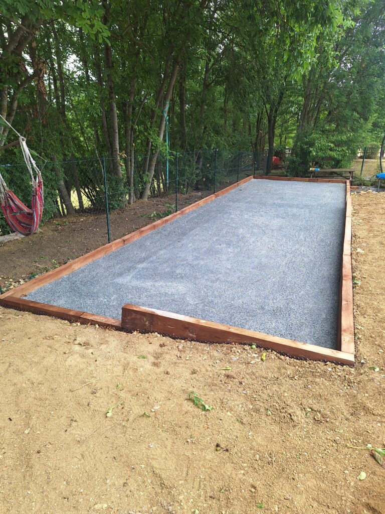 Création d’un terrain de pétanque à Escurolles (03110) : chantier Terra-Vert dans les règles de l’art