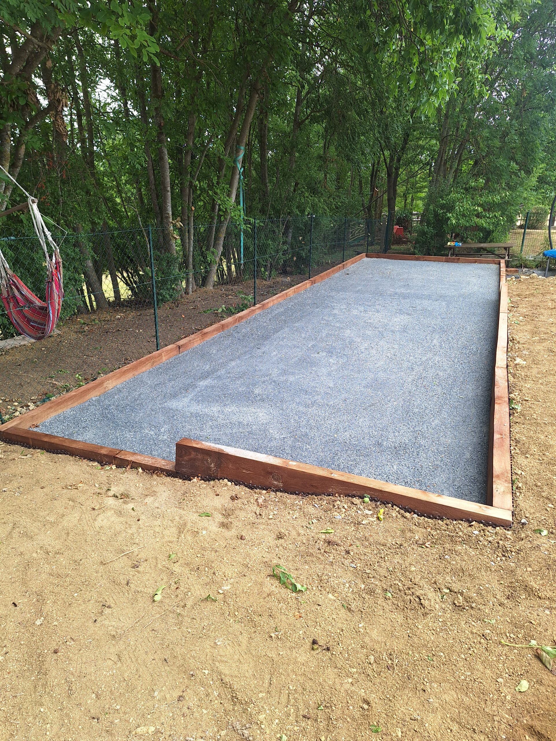 Création d’un terrain de pétanque à Escurolles (03110) : chantier Terra-Vert dans les règles de l’art