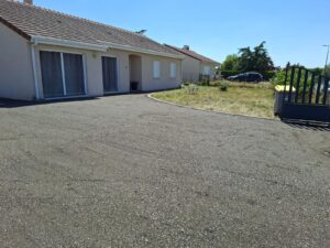 Découvrez l’aménagement d’un parking résidentiel sur mesure réalisé par Terra-Vert à Saint-Pont, dans l’Allier : un espace pratique, durable et soigné.